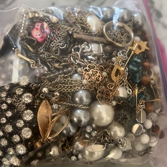 1 LB JEWELRY lots gold silver pearls rhinestone! Mostly wearable. - Picture 5 of 6